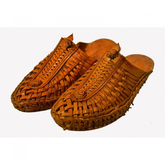 Buy handmade kolhapuri mojadi for men.